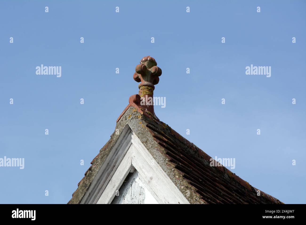 Un tetto ornamentale chiuso che adorna la parte superiore di una vecchia casa nella città di Lavenham nella contea di Suffolk, East Anglia Inghilterra, Regno Unito. Foto Stock