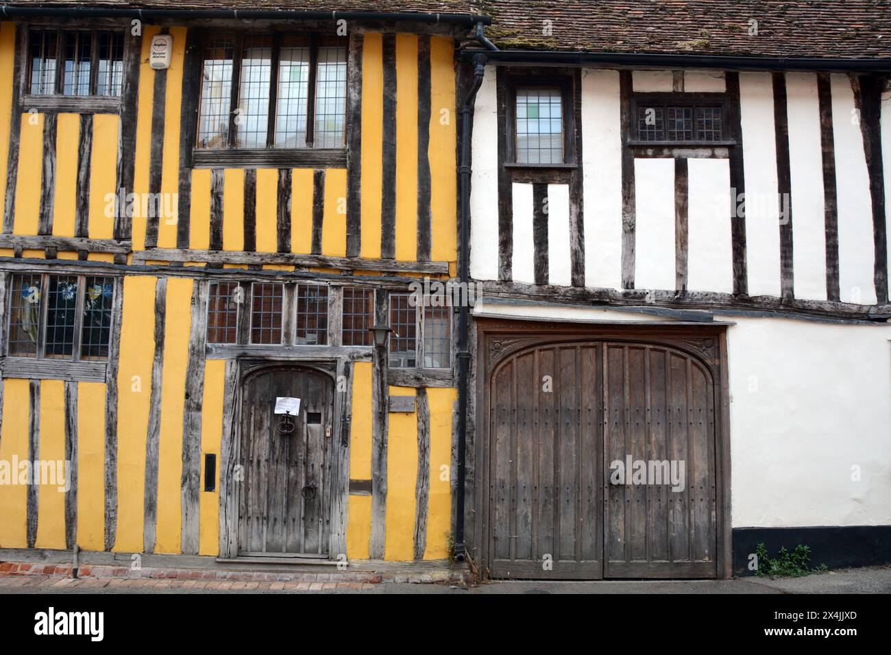 Vecchie "case storte" medievali in legno nel villaggio di Lavenham nella contea di Suffolk, Inghilterra, Regno Unito. Foto Stock