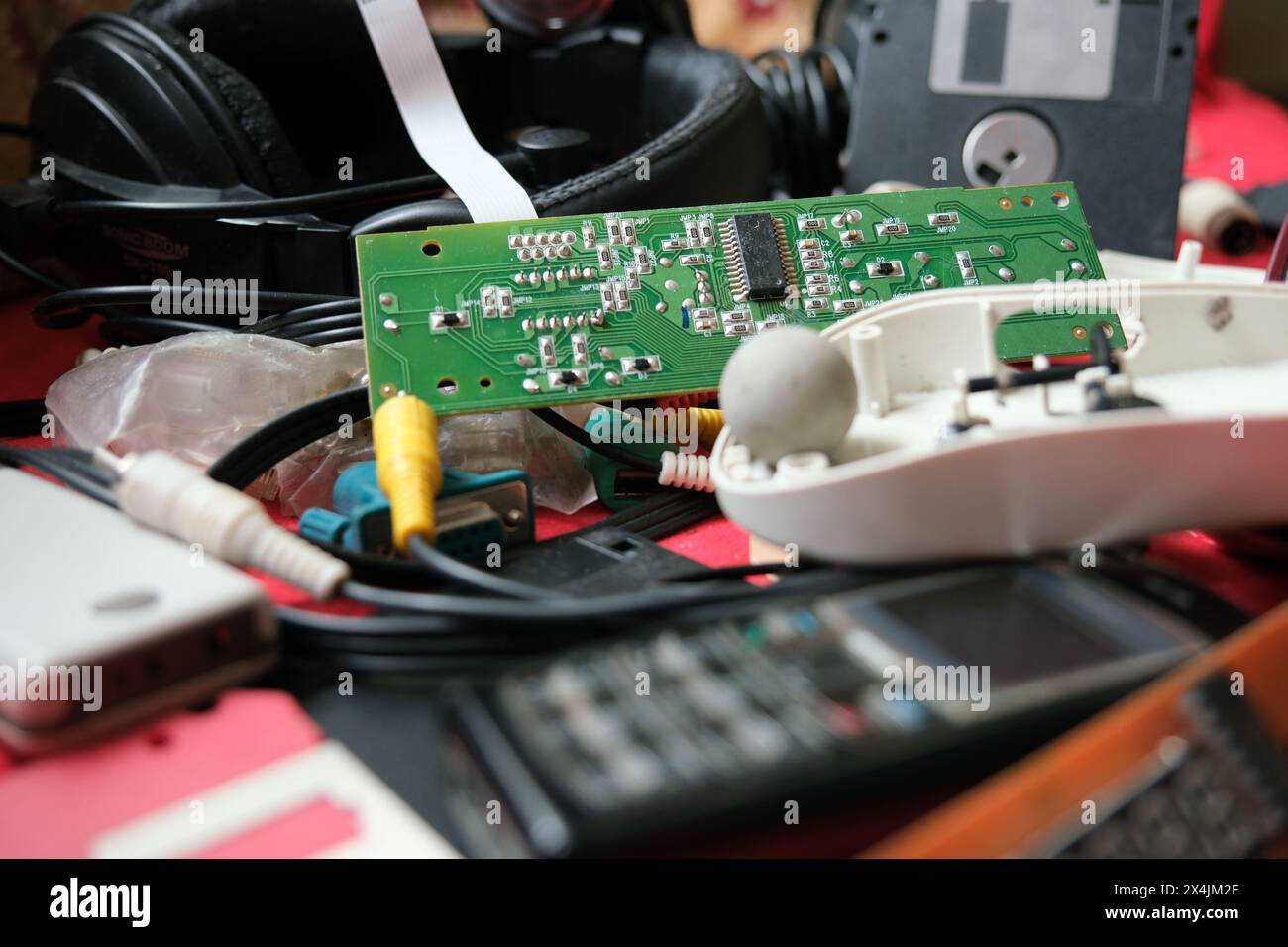 Dispositivi elettronici che hanno raggiunto la fine della loro vita tecnologica. Componenti elettronici in attesa di riciclaggio o rifiuti elettronici. Foto Stock