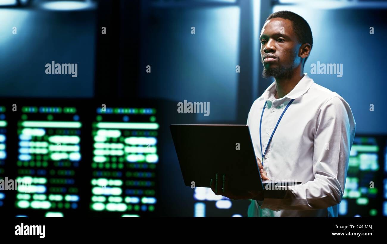 Sviluppatore IT che imposta firewall avanzati per data center, sistemi di rilevamento delle intrusioni e aggiornamenti regolari per la sicurezza. Esperto di sicurezza informatica che previene attacchi di hacking, malware e DDoS Foto Stock