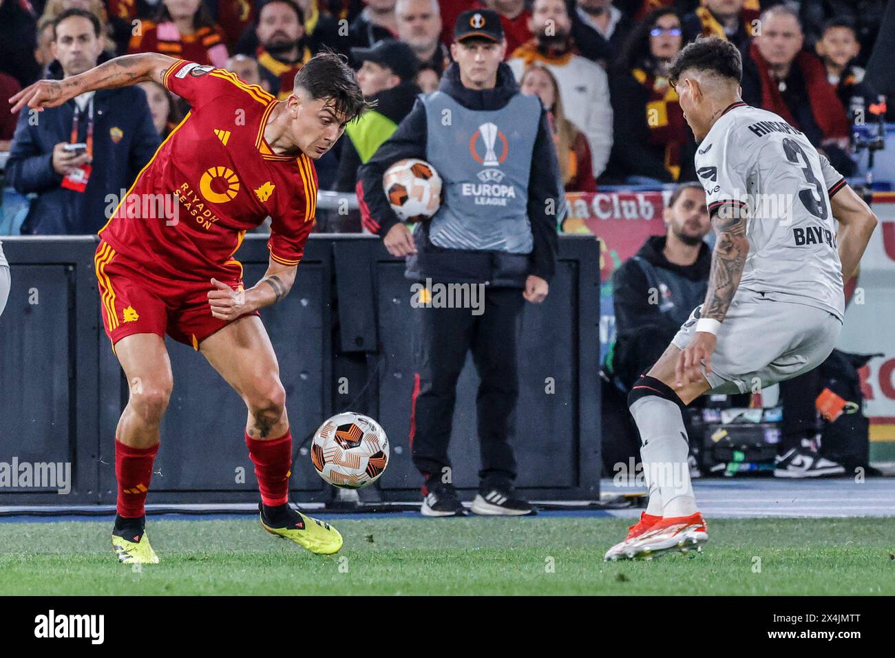Paulo Dybala, a sinistra, della Roma, è sfidato da Piero Hincapie, del Bayer Leverkusen, durante la semifinale di UEFA Europa League partita di andata allo Stadio Olimpico di Roma, Italia, 2 maggio 2024. Foto Stock