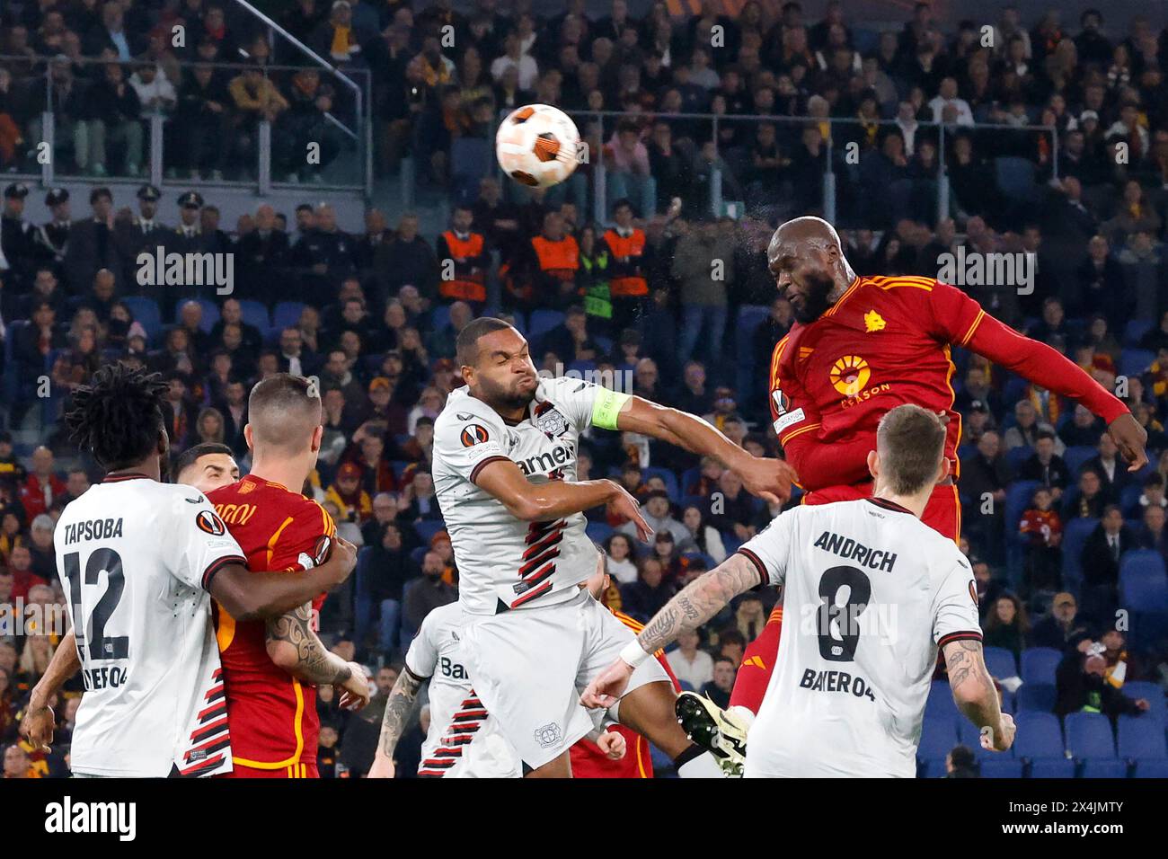 Roma, Italia, 2 maggio 2024. Romelu Lukaku, dell'AS Roma, in alto a destra, dirige la palla durante la semifinale di UEFA Europa League partita di andata tra Roma e Bayer Leverkusen allo Stadio Olimpico. Foto Stock