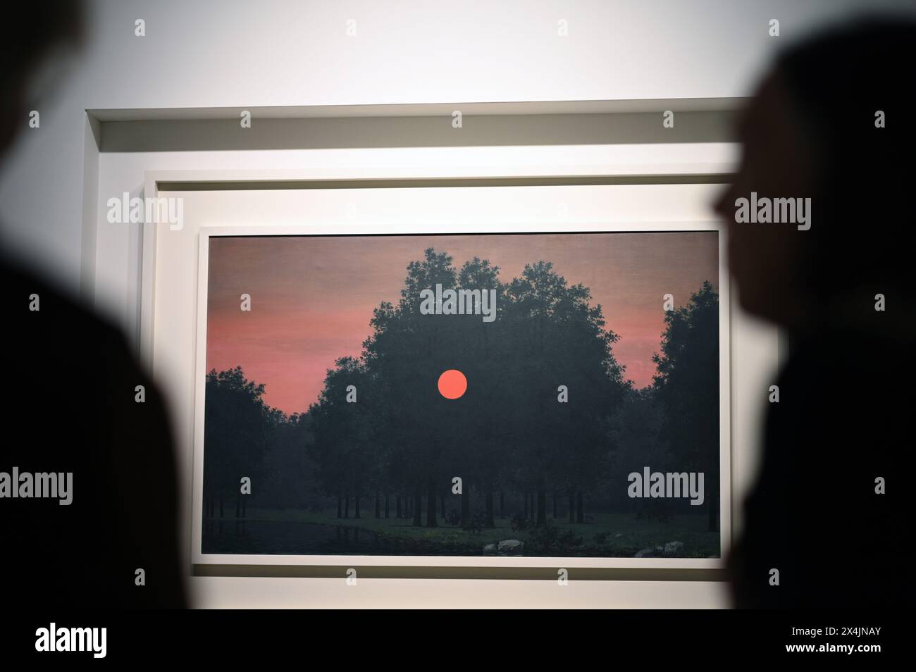 New York, Stati Uniti. 3 maggio 2024. I visitatori vedono il dipinto dell'artista Rene Magritte intitolato "le Banquet" - stimato da $15M a $20M - il giorno di apertura delle mostre pubbliche per le aste di arte contemporanea e moderna di Sotheby's, New York, New York, 3 maggio 2024. (Foto di Anthony Behar/Sipa USA) credito: SIPA USA/Alamy Live News Foto Stock