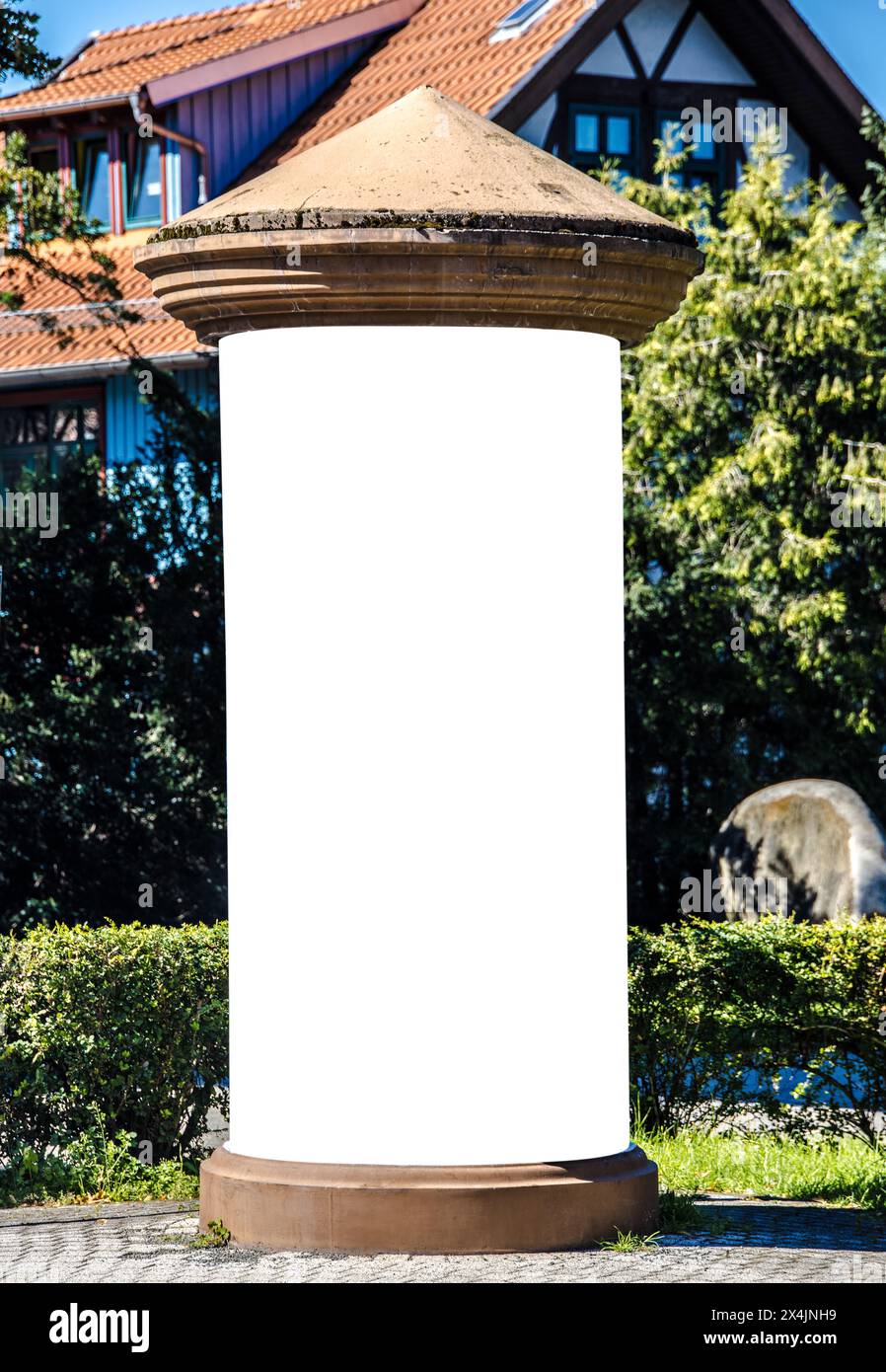 Pilastro pubblicitario in una città con spazio di copia gratuito e mockup pubblicitario. Foto Stock