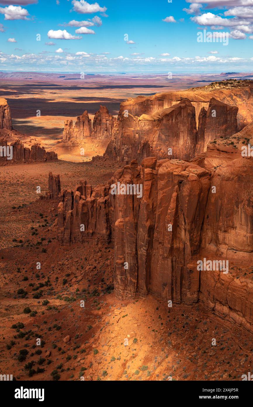 L'aspra Monument Valley nella appartata Hunt's Mesa con le iconiche formazioni butte, guglie e mitten utilizzate come sfondo in molti vecchi film western. Foto Stock