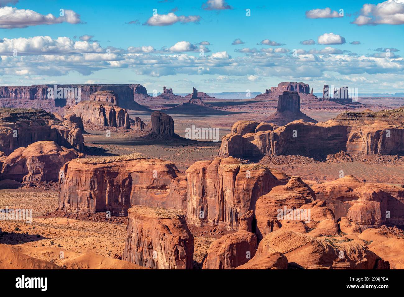 L'aspra Monument Valley a Hunt's Mesa con le iconiche formazioni butte, guglie e mitten utilizzate come sfondo in molti vecchi film western. Foto Stock