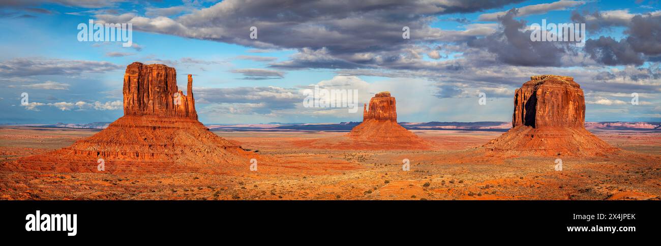 Vista panoramica delle magnifiche colline della Monument Valley durante una brillante e vibrante giornata primaverile. Merrick Butte sulla destra e East andf West Mittens o Foto Stock