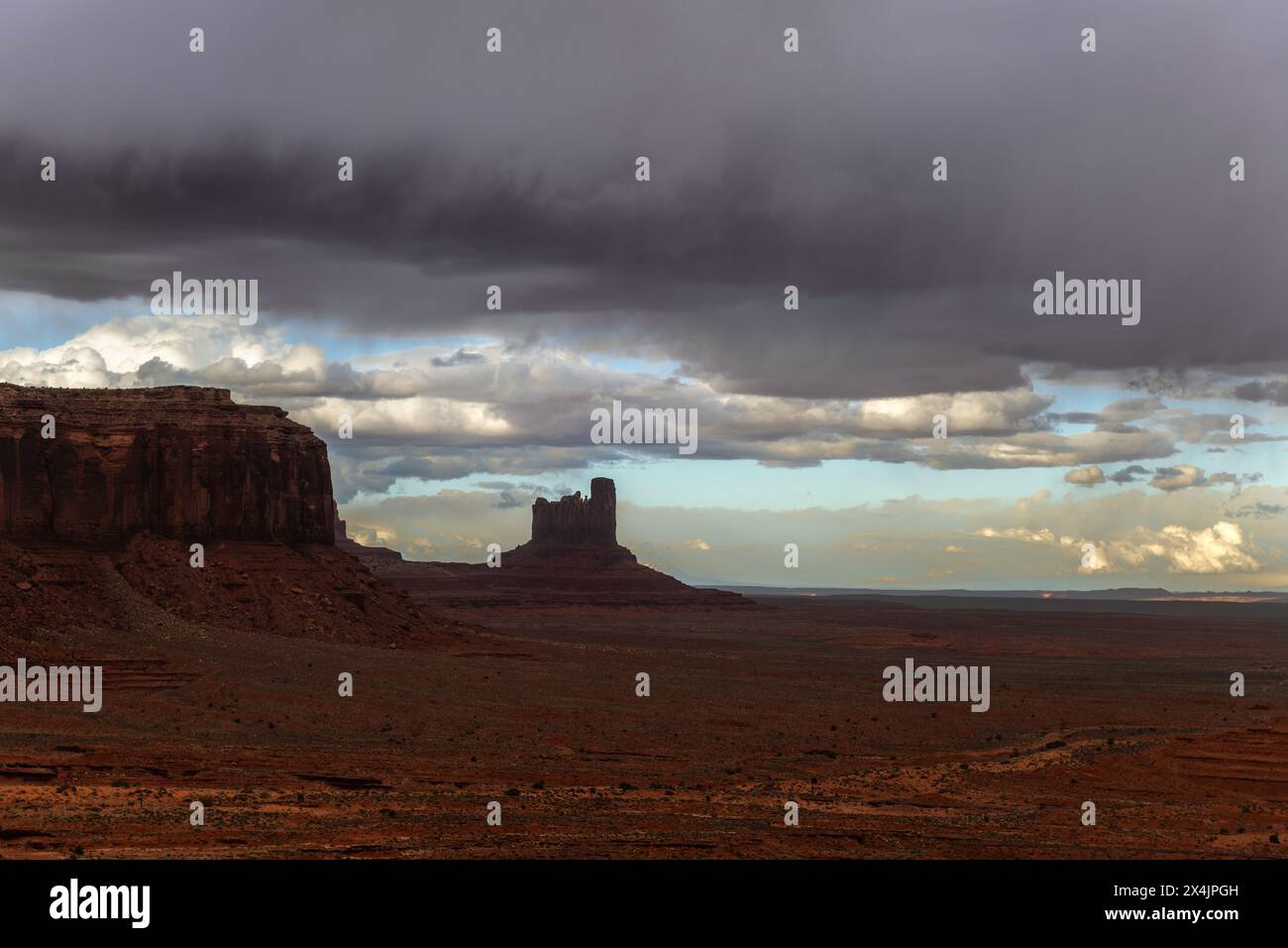 La tempesta della Monument Valley scorre attraverso, creando un'atmosfera buia e inquietante nell'aspra e remota natura selvaggia Foto Stock