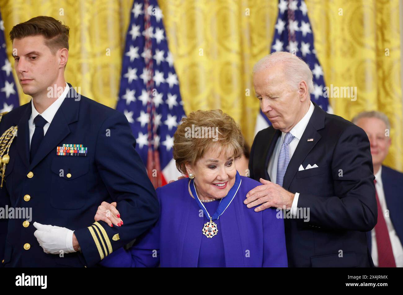 Washington, Stati Uniti. 3 maggio 2024. Il presidente Joe Biden presenta alla senatrice Elizabeth Dole la Presidential Medal of Freedom, la più alta onorificenza civile della nazione, durante una cerimonia nella East Room della Casa Bianca a Washington DC venerdì 3 maggio 2024. Foto di Jonathan Ernst/UPI credito: UPI/Alamy Live News Foto Stock