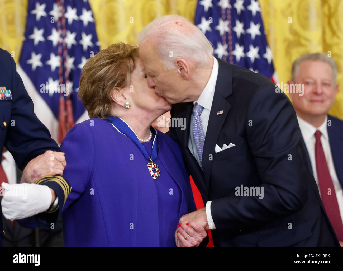 Washington, Stati Uniti. 3 maggio 2024. Il presidente Joe Biden presenta alla senatrice Elizabeth Dole la Presidential Medal of Freedom, la più alta onorificenza civile della nazione, durante una cerimonia nella East Room della Casa Bianca a Washington DC venerdì 3 maggio 2024. Foto di Jonathan Ernst/UPI credito: UPI/Alamy Live News Foto Stock