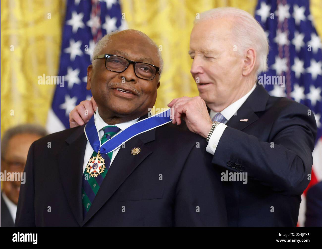 Washington, Stati Uniti. 3 maggio 2024. Il presidente Joe Biden presenta al Rep. James E. Clyburn, D-SC, la Medaglia presidenziale della libertà, la più alta onorificenza civile della nazione, durante una cerimonia nella East Room della Casa Bianca a Washington DC venerdì 3 maggio 2024. Foto di Jonathan Ernst/UPI credito: UPI/Alamy Live News Foto Stock