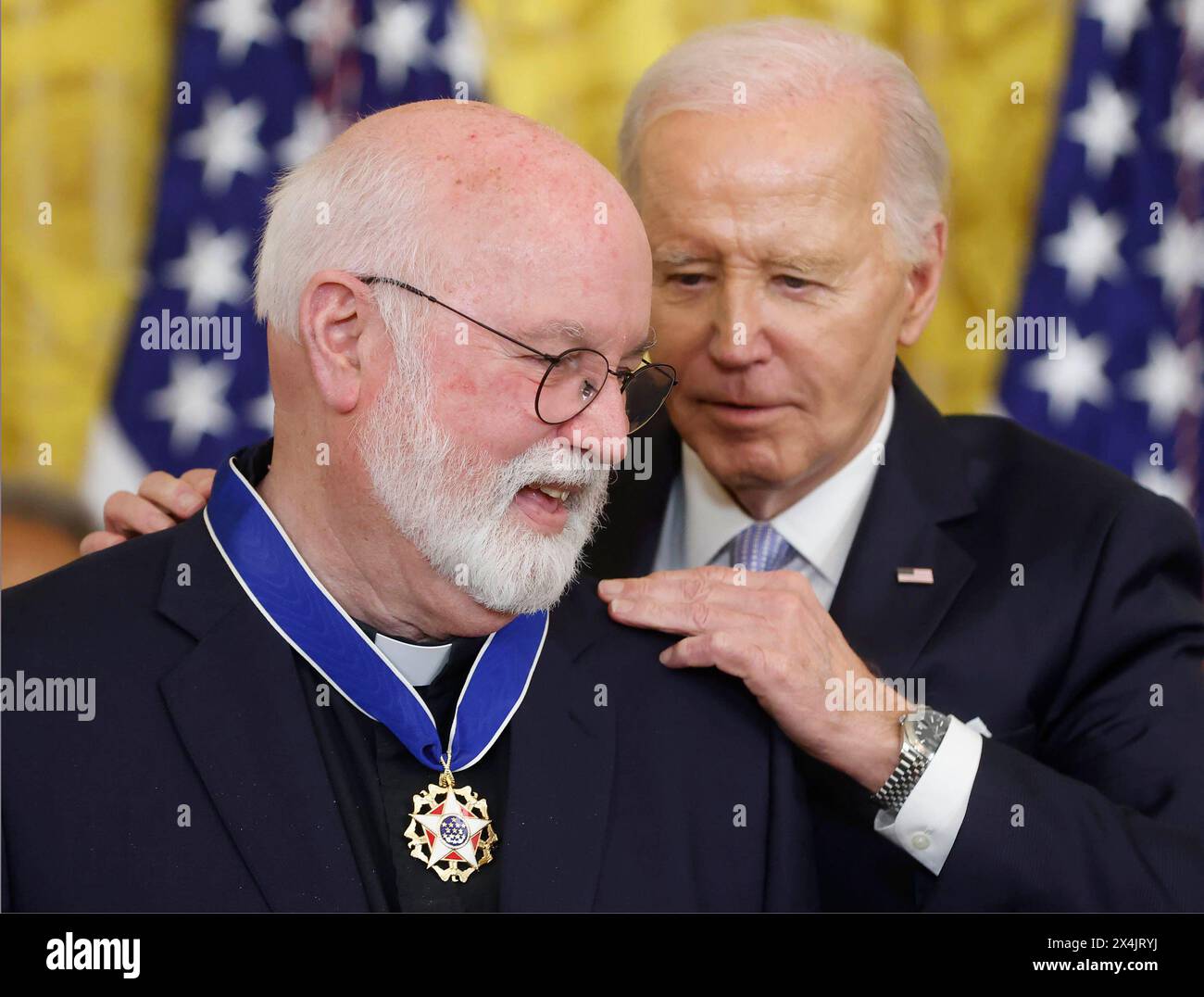 Washington, Stati Uniti. 3 maggio 2024. Il presidente Joe Biden presenta a padre Greg Boyle la Presidential Medal of Freedom, la più alta onorificenza civile della nazione, durante una cerimonia nella East Room della Casa Bianca a Washington DC venerdì 3 maggio 2024. Foto di Jonathan Ernst/UPI credito: UPI/Alamy Live News Foto Stock