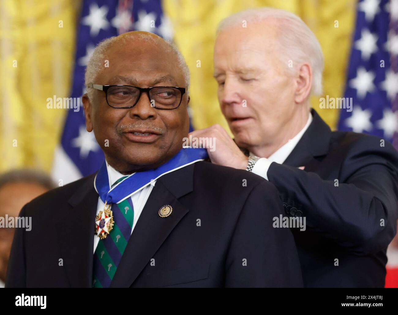 Washington, Stati Uniti. 3 maggio 2024. Il presidente Joe Biden presenta al Rep. James E. Clyburn, D-SC, la Medaglia presidenziale della libertà, la più alta onorificenza civile della nazione, durante una cerimonia nella East Room della Casa Bianca a Washington DC venerdì 3 maggio 2024. Foto di Jonathan Ernst/UPI credito: UPI/Alamy Live News Foto Stock