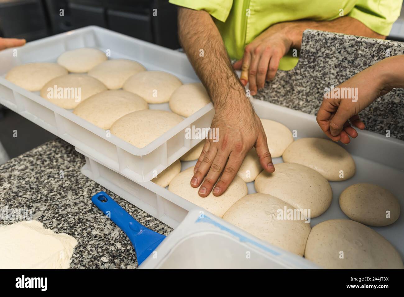 mani che toccano le palle di pasta per pizza, cucina del ristorante. Foto di alta qualità Foto Stock