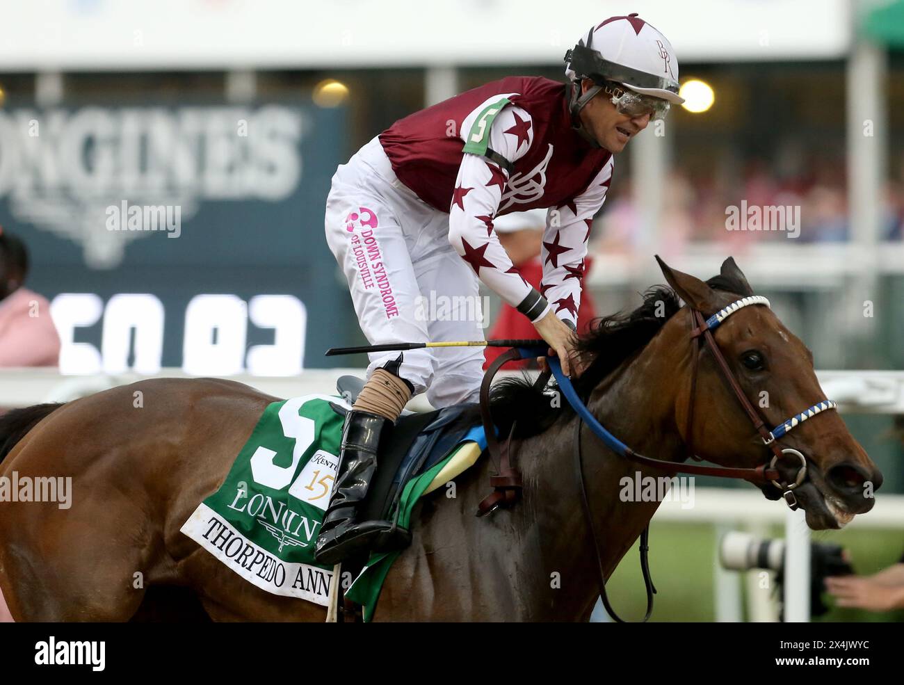 Louisville, Stati Uniti. 3 maggio 2024. Catalyst con il fantino Jose Ortiz vince la 150a corsa dei Kentucky Oaks a Churchill Downs venerdì 3 maggio 2024 a Louisville, Kentucky. Foto di John Sommers II/UPI credito: UPI/Alamy Live News Foto Stock