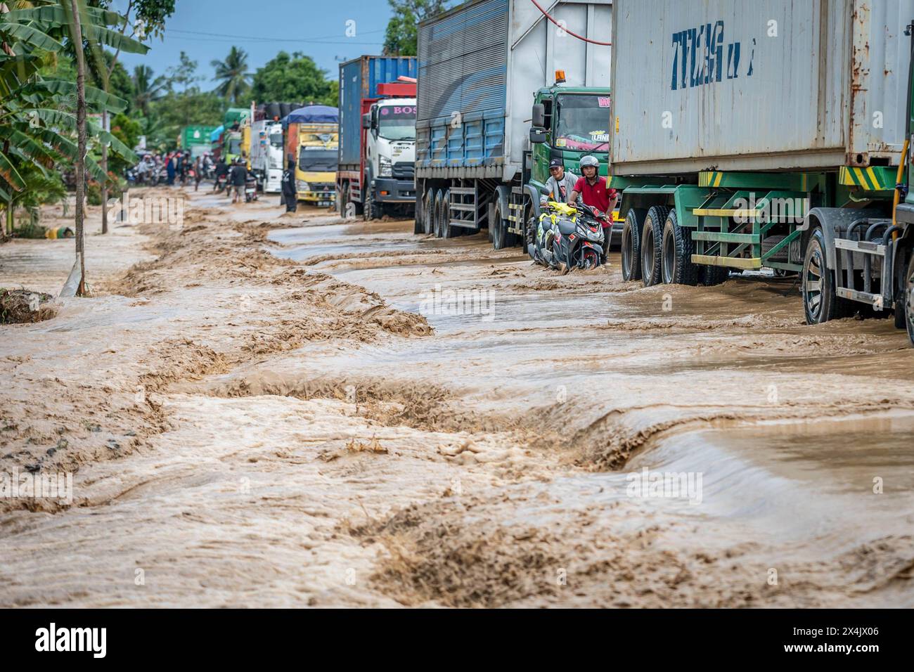I veicoli percorrono strade allagate nel sottodistretto di Suli. Oltre a causare l'immersione di centinaia di case, le inondazioni e le frane hanno causato anche la morte di 7 residenti. Foto Stock