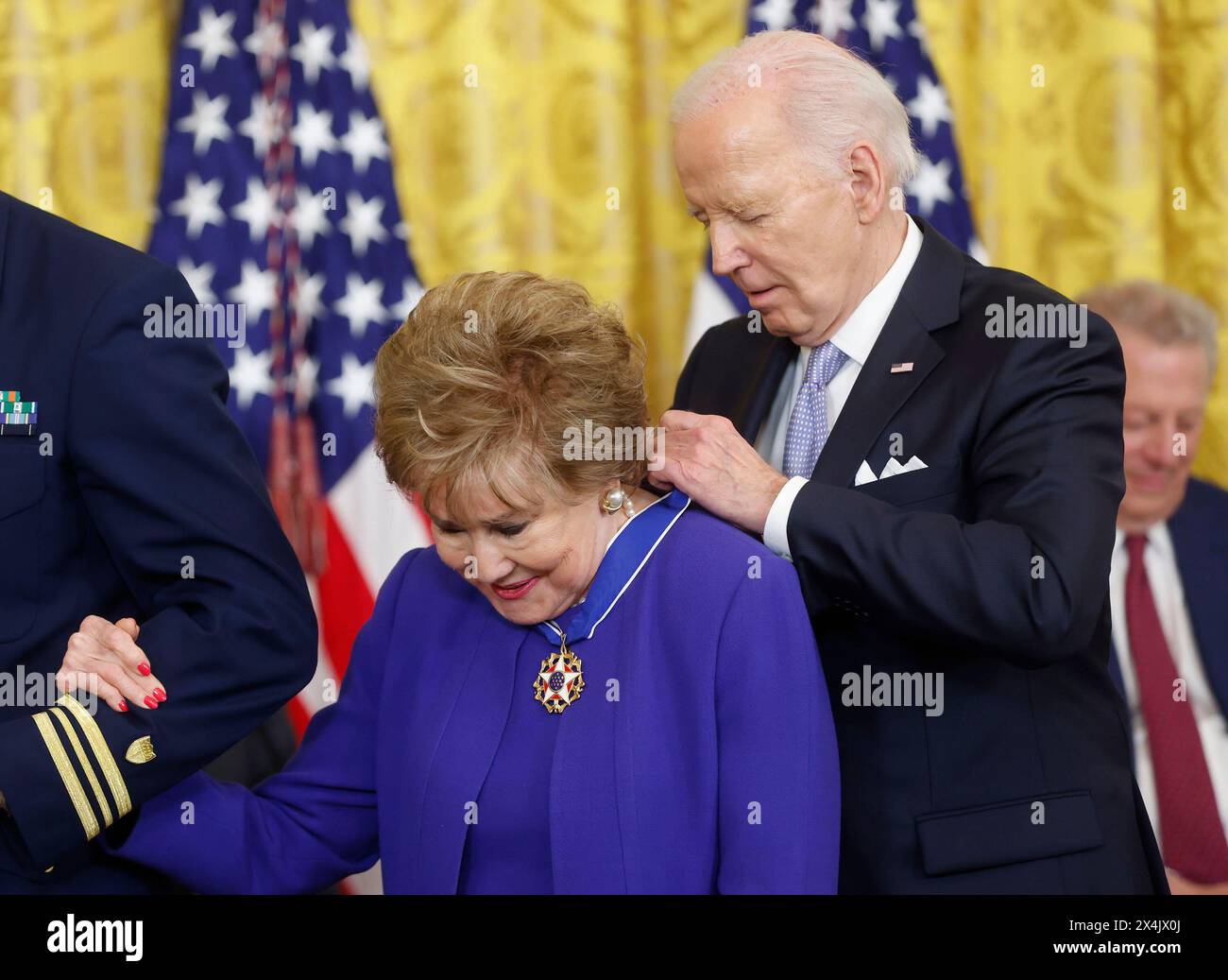 Washington, Stati Uniti. 3 maggio 2024. Il presidente Joe Biden presenta alla senatrice Elizabeth Dole la Presidential Medal of Freedom, la più alta onorificenza civile della nazione, durante una cerimonia nella East Room della Casa Bianca a Washington DC venerdì 3 maggio 2024. Foto di Jonathan Ernst/UPI credito: UPI/Alamy Live News Foto Stock