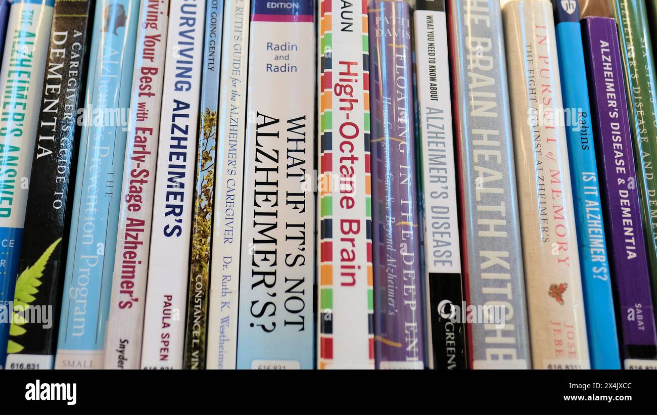 Libri su Alzheimer, demenza, e altre malattie e argomenti correlati al cervello; memoria, cognizione, e titoli di libro salute del cervello. Foto Stock