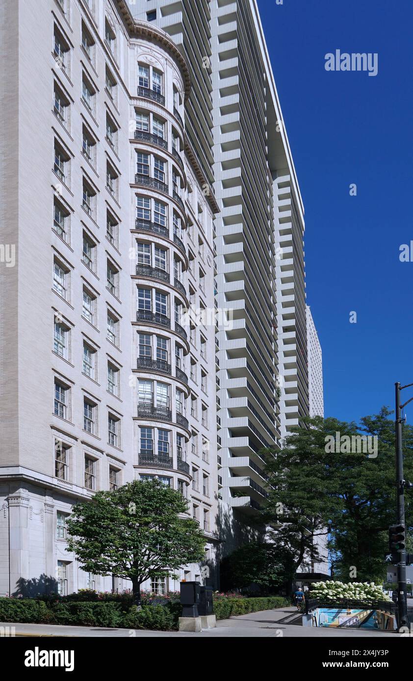 Moderni ed alti edifici di appartamenti che si affacciano sul Lago Michigan a Chicago Foto Stock