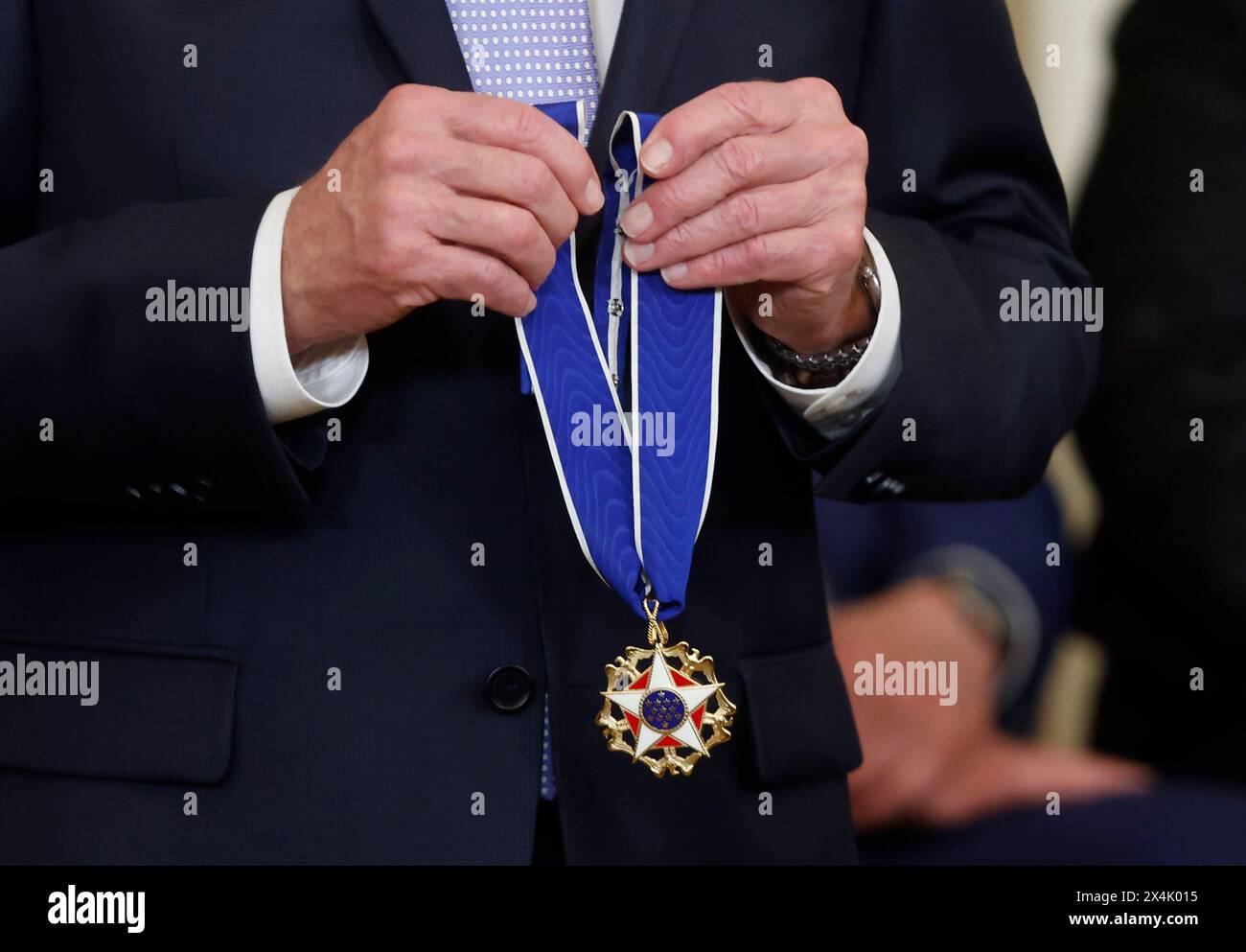 Washington, Stati Uniti. 3 maggio 2024. Il presidente Joe Biden detiene la Presidential Medal of Freedom durante una cerimonia nella East Room della Casa Bianca a Washington DC venerdì 3 maggio 2024. Foto di Jonathan Ernst/UPI credito: UPI/Alamy Live News Foto Stock