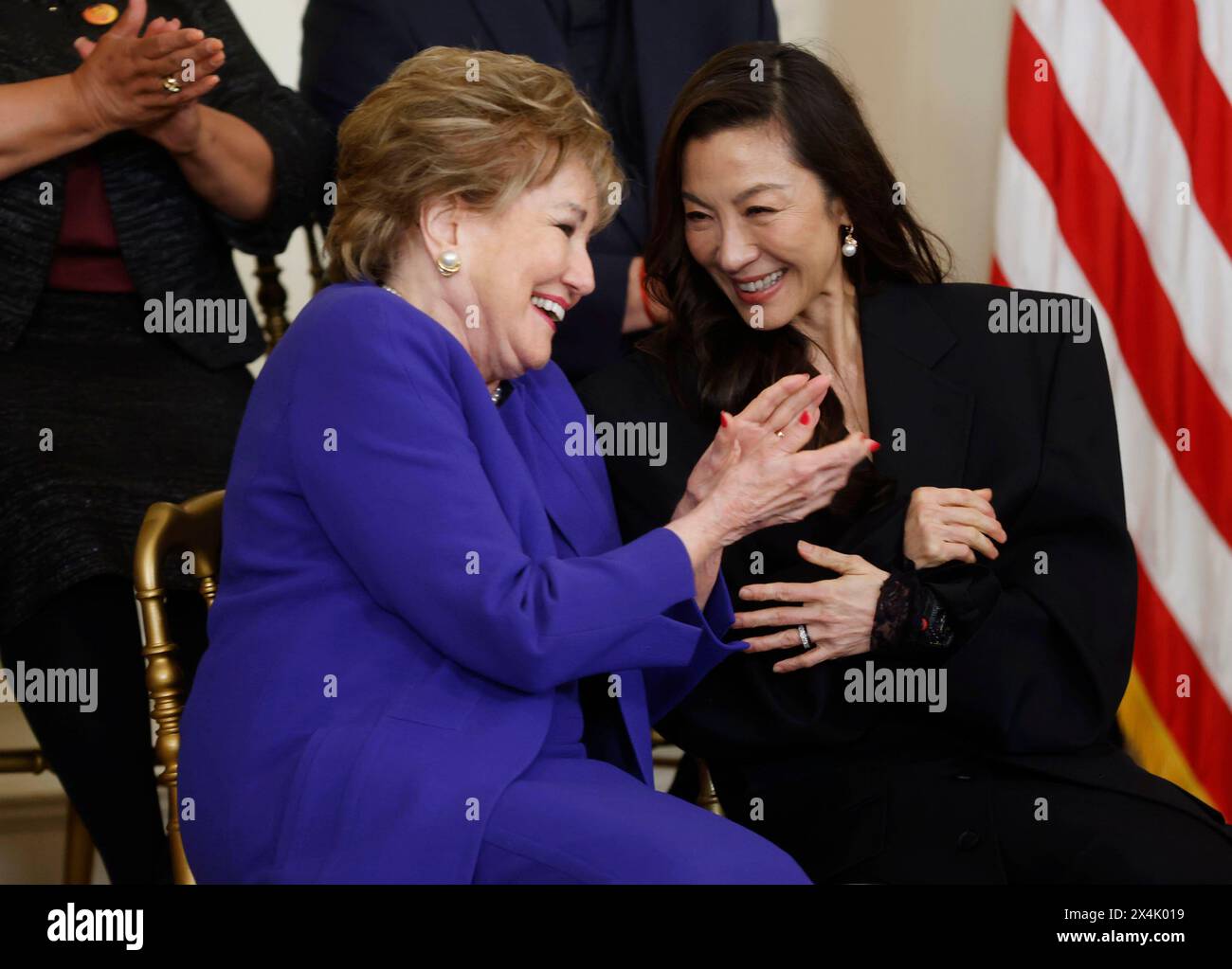 Washington, Stati Uniti. 3 maggio 2024. L'attrice Michelle Yeoh (R) parla con l'ex senatrice Elizabeth Dole durante la cerimonia della Medaglia presidenziale della libertà nella East Room della Casa Bianca a Washington DC venerdì 3 maggio 2024. Foto di Jonathan Ernst/UPI credito: UPI/Alamy Live News Foto Stock