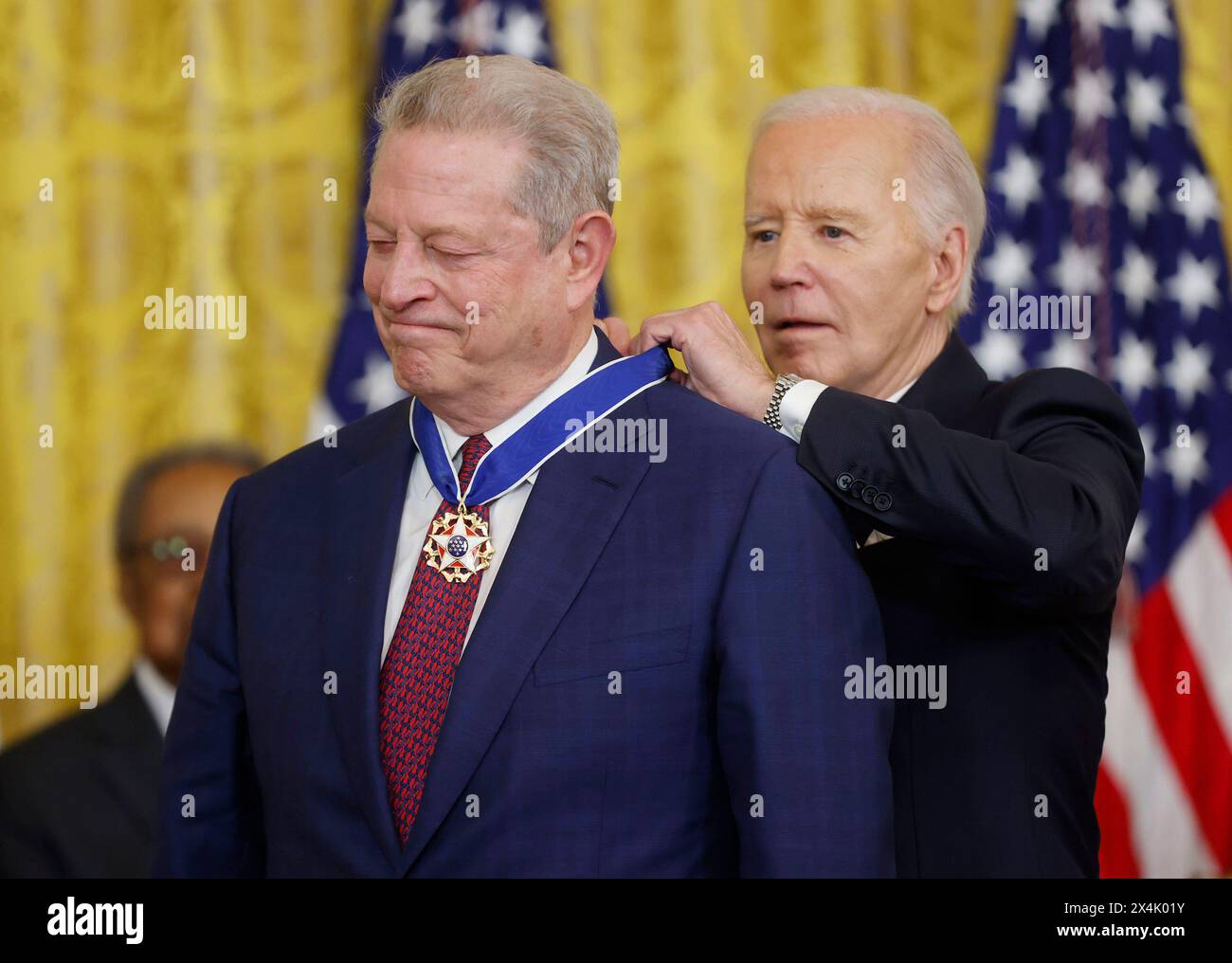 Washington, Stati Uniti. 3 maggio 2024. Il presidente Joe Biden presenta all'ex vicepresidente al Gore la Medaglia presidenziale della libertà, la più alta onorificenza civile della nazione, durante una cerimonia nella sala orientale della Casa Bianca a Washington DC venerdì 3 maggio 2024. Foto di Jonathan Ernst/UPI credito: UPI/Alamy Live News Foto Stock