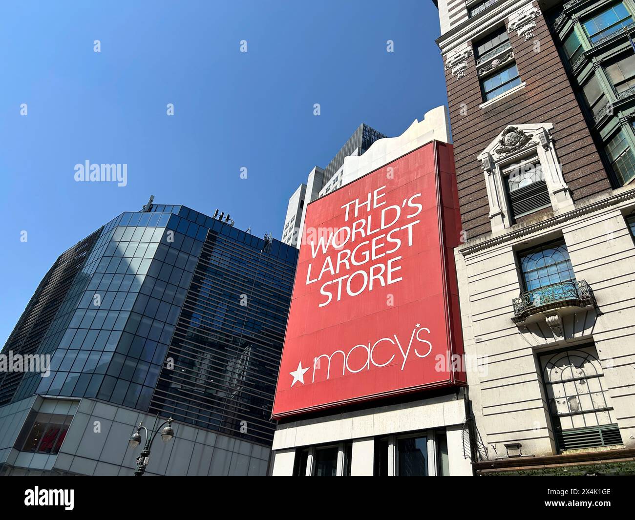R.H. Macy & Company, vista esterna dall'angolo basso, New York City, New York, Stati Uniti Foto Stock