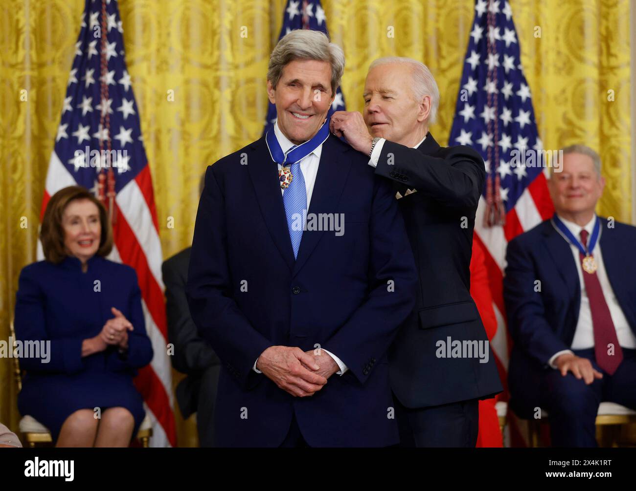 Washington, Stati Uniti. 3 maggio 2024. Il presidente Joe Biden presenta al segretario John Kerry la Presidential Medal of Freedom, la più alta onorificenza civile della nazione, durante una cerimonia nella East Room della Casa Bianca a Washington DC venerdì 3 maggio 2024. Foto di Jonathan Ernst/UPI credito: UPI/Alamy Live News Foto Stock