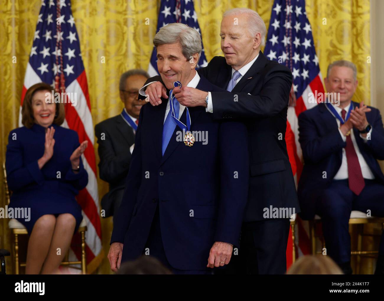 Washington, Stati Uniti. 3 maggio 2024. Il presidente Joe Biden presenta al segretario John Kerry la Presidential Medal of Freedom, la più alta onorificenza civile della nazione, durante una cerimonia nella East Room della Casa Bianca a Washington DC venerdì 3 maggio 2024. Foto di Jonathan Ernst/UPI credito: UPI/Alamy Live News Foto Stock