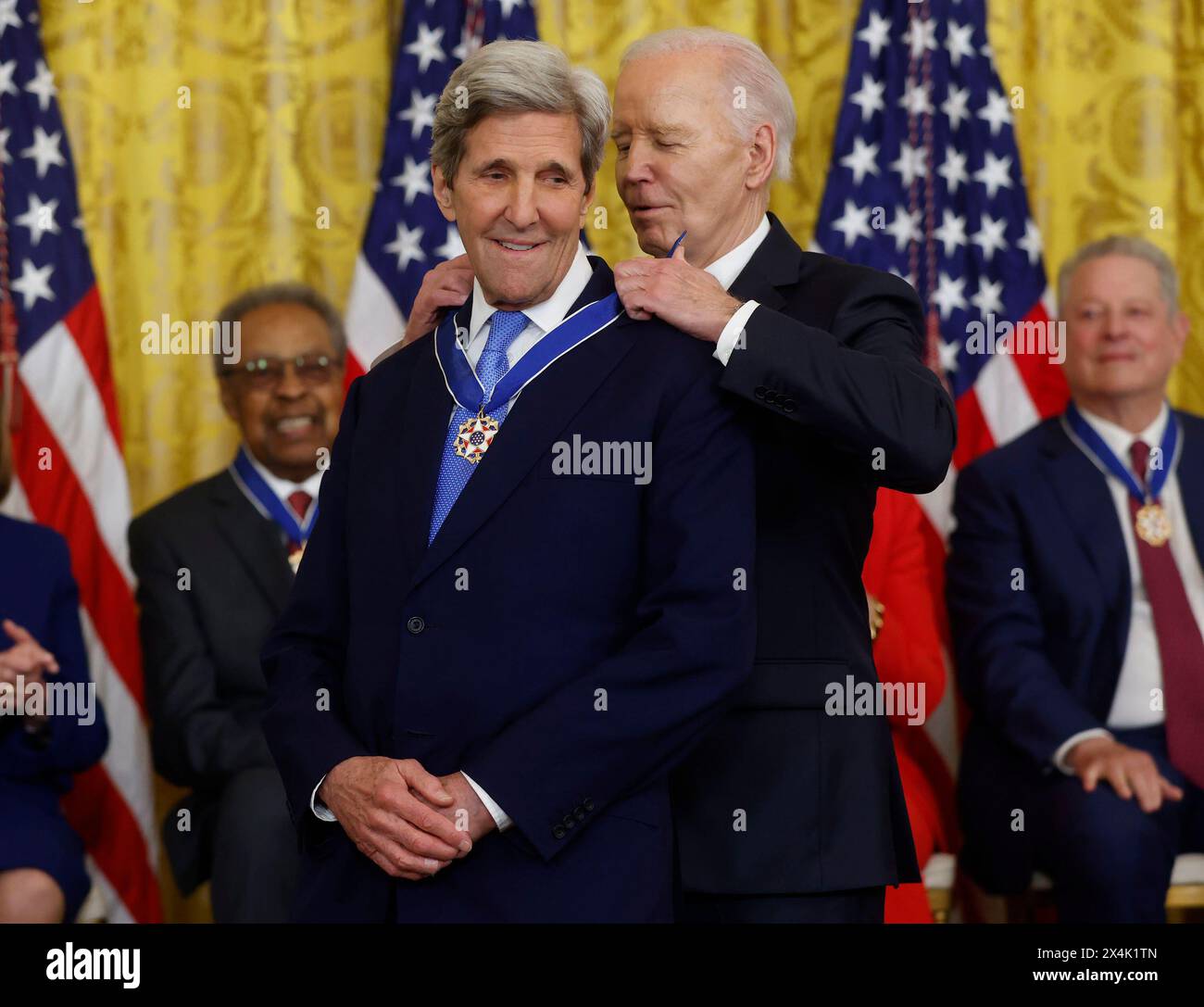 Washington, Stati Uniti. 3 maggio 2024. Il presidente Joe Biden presenta al segretario John Kerry la Presidential Medal of Freedom, la più alta onorificenza civile della nazione, durante una cerimonia nella East Room della Casa Bianca a Washington DC venerdì 3 maggio 2024. Foto di Jonathan Ernst/UPI credito: UPI/Alamy Live News Foto Stock