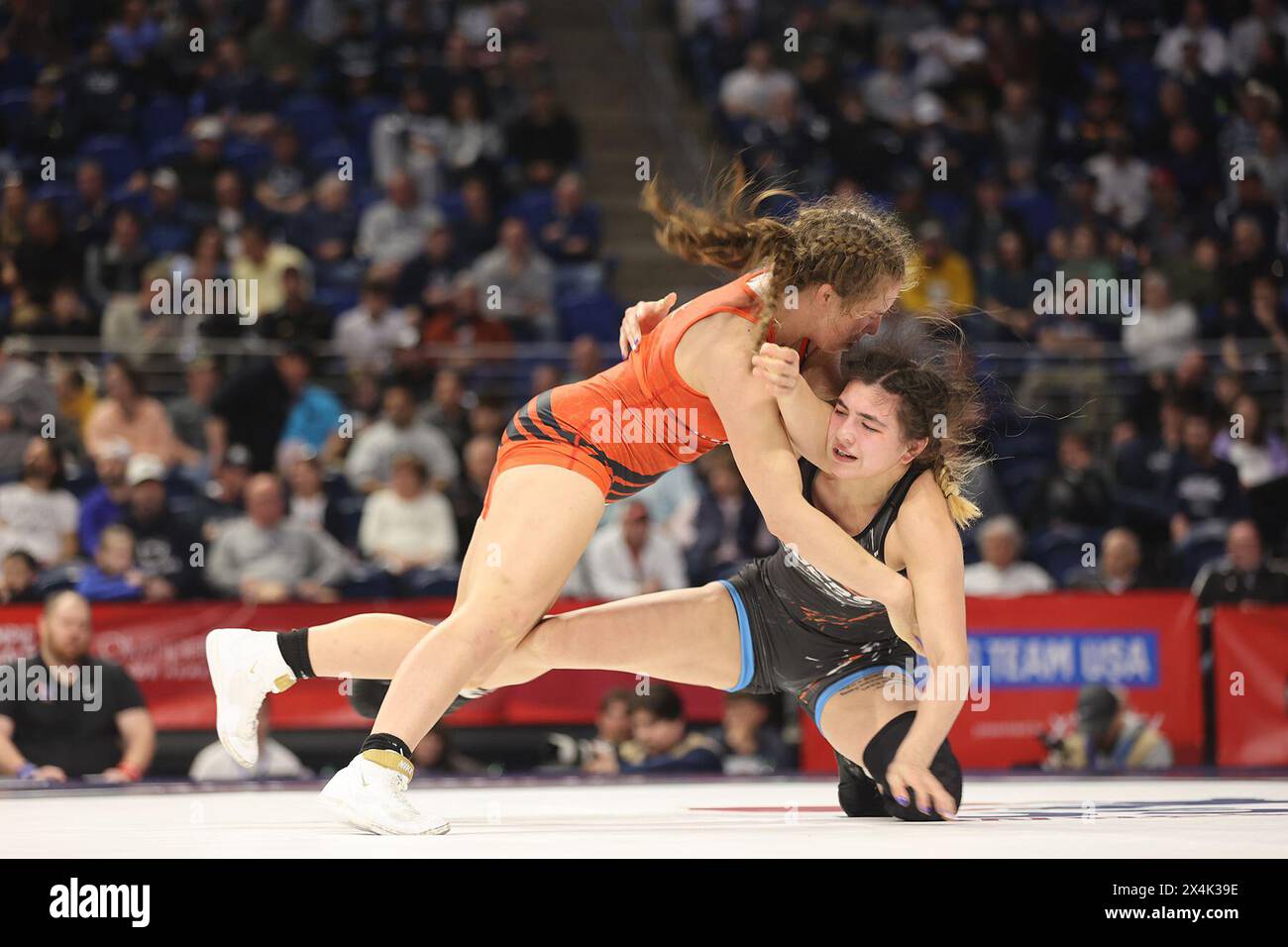 Abigail nette del programma di atleta di classe mondiale dell'esercito statunitense sconfigge Cristelle Rodriguez del Tiger Wrestling Club durante la sessione di semifinale extra a 57 kg durante gli U.S. Olympic Wrestling Trials del 19 aprile al Bryce Jordan Center di State College, Pa. Nette ha vinto, 9-5. SOLO PER USO EDITORIALE! Non per USO commerciale! Foto Stock