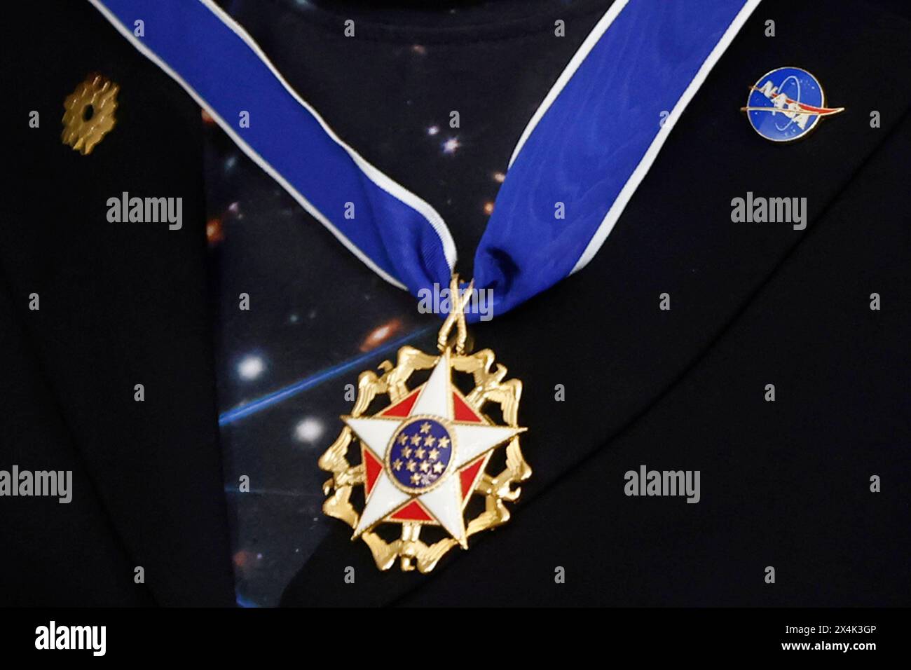 Washington, Stati Uniti. 3 maggio 2024. Il presidente degli Stati Uniti Joe Biden presenta all'astronoma Jane Rigby la Presidential Medal of Freedom, la più alta onorificenza civile del paese, durante una cerimonia nella East Room della Casa Bianca a Washington, DC, venerdì 3 maggio 2024. Molti dei destinatari di oggi sono stalwarts del Partito Democratico, e Biden stesso è stato insignito dell'onore dall'ex presidente Barack Obama negli ultimi giorni della loro amministrazione nel 2017. Foto di Jonathan Ernst/UPI credito: UPI/Alamy Live News Foto Stock