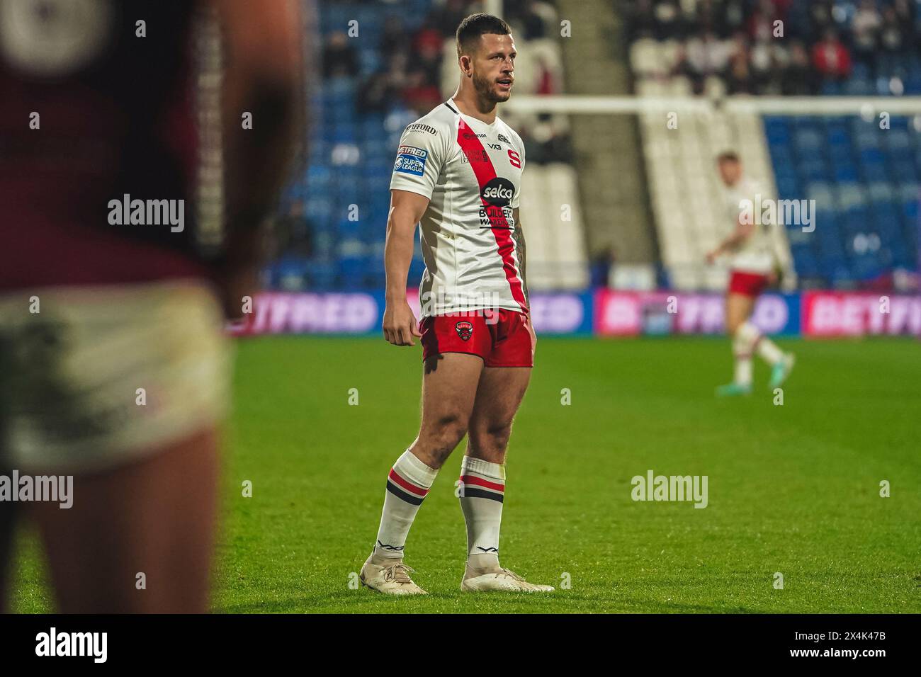 Huddersfield, Yorkshire, Regno Unito. 3 maggio 2024. Super League Rugby: Huddersfield Giants vs Salford Red Devils allo stadio John Smith. CADE CUST in attesa dell'uscita. Credito James Giblin/Alamy Live News. Foto Stock