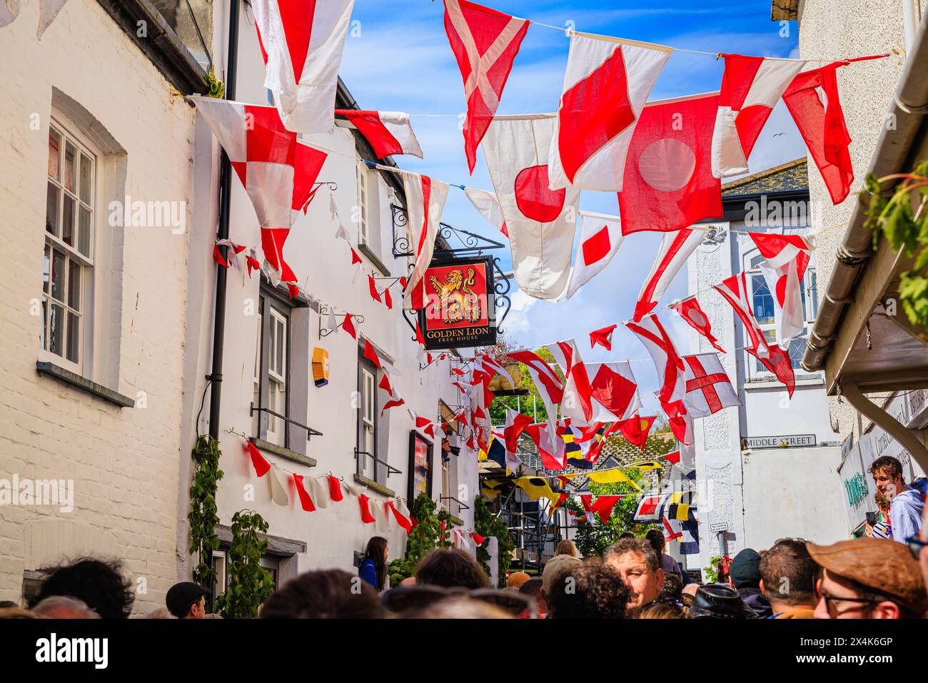 Il Leone d'Oro, sede del Red Old 'Oss in the 'Obby' Oss Festival, un tradizionale evento popolare annuale il giorno di maggio a Padstow, una città costiera in Cornovaglia Foto Stock