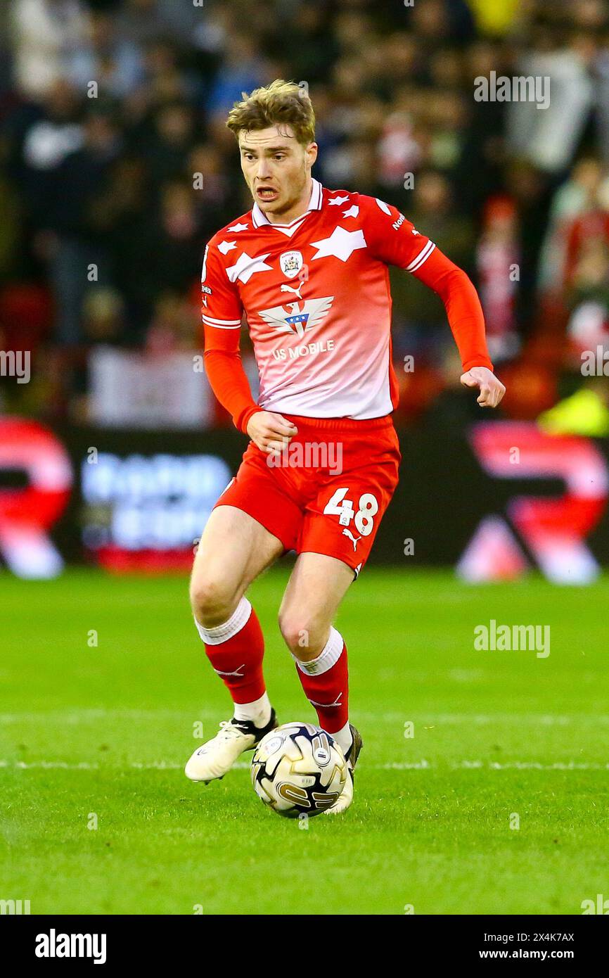 Oakwell Stadium, Barnsley, Inghilterra - 3 maggio 2024 Luca Connell (48) di Barnsley corre con la palla - durante la partita Barnsley contro Bolton Wanderers, Sky Bet League One, Play Off 1st leg, 2023/24, Oakwell Stadium, Barnsley, Inghilterra - 3 maggio 2024 crediti: Arthur Haigh/WhiteRosePhotos/Alamy Live News Foto Stock