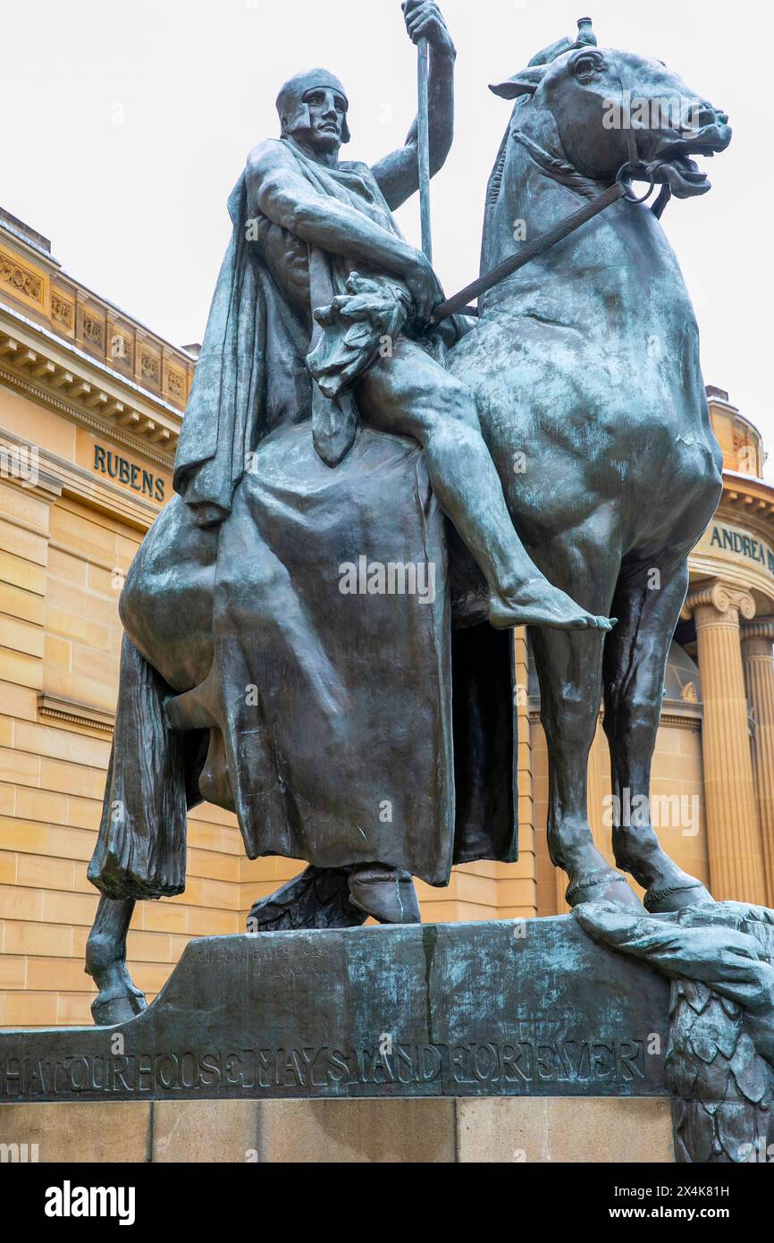 Art Gallery of New South Wales, Gilbert Bayes statue equestri furono installate nel 1926, una di una coppia questa è The Offerings of War, Sydney, NSW Foto Stock
