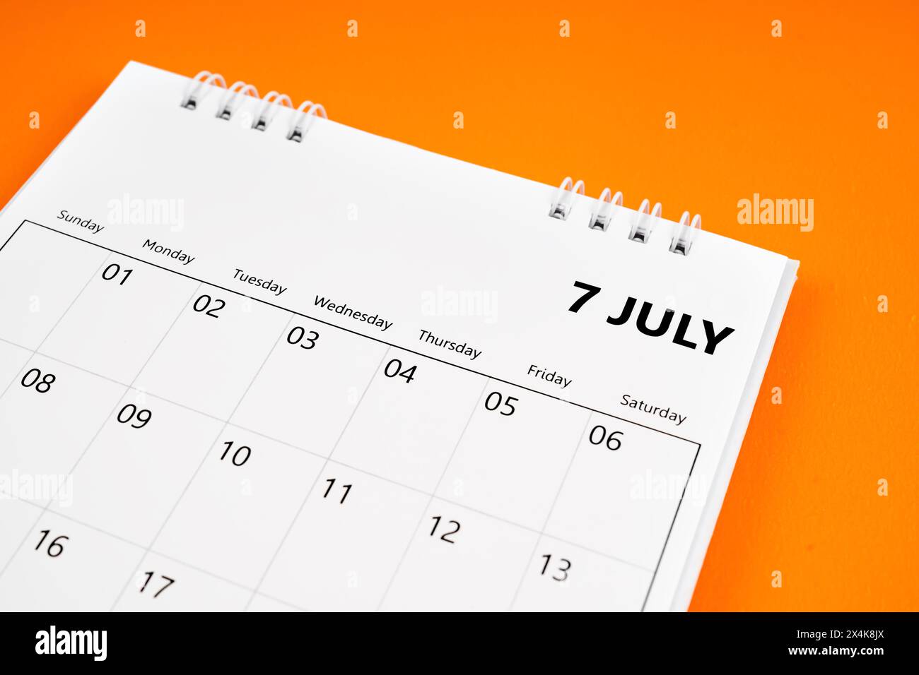 Calendario di luglio 2024 mesi su sfondo arancione della copertina. Concetti del calendario mensile. Foto Stock