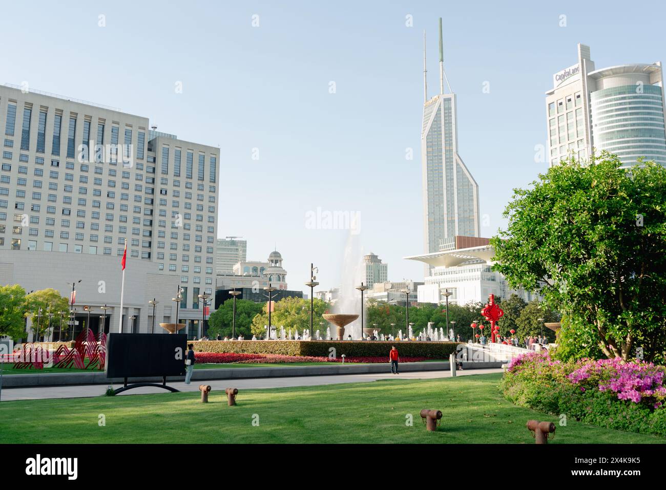Shanghai, Cina - 18 aprile 2024: Vista sulla fontana e sulla città di Piazza del popolo Foto Stock