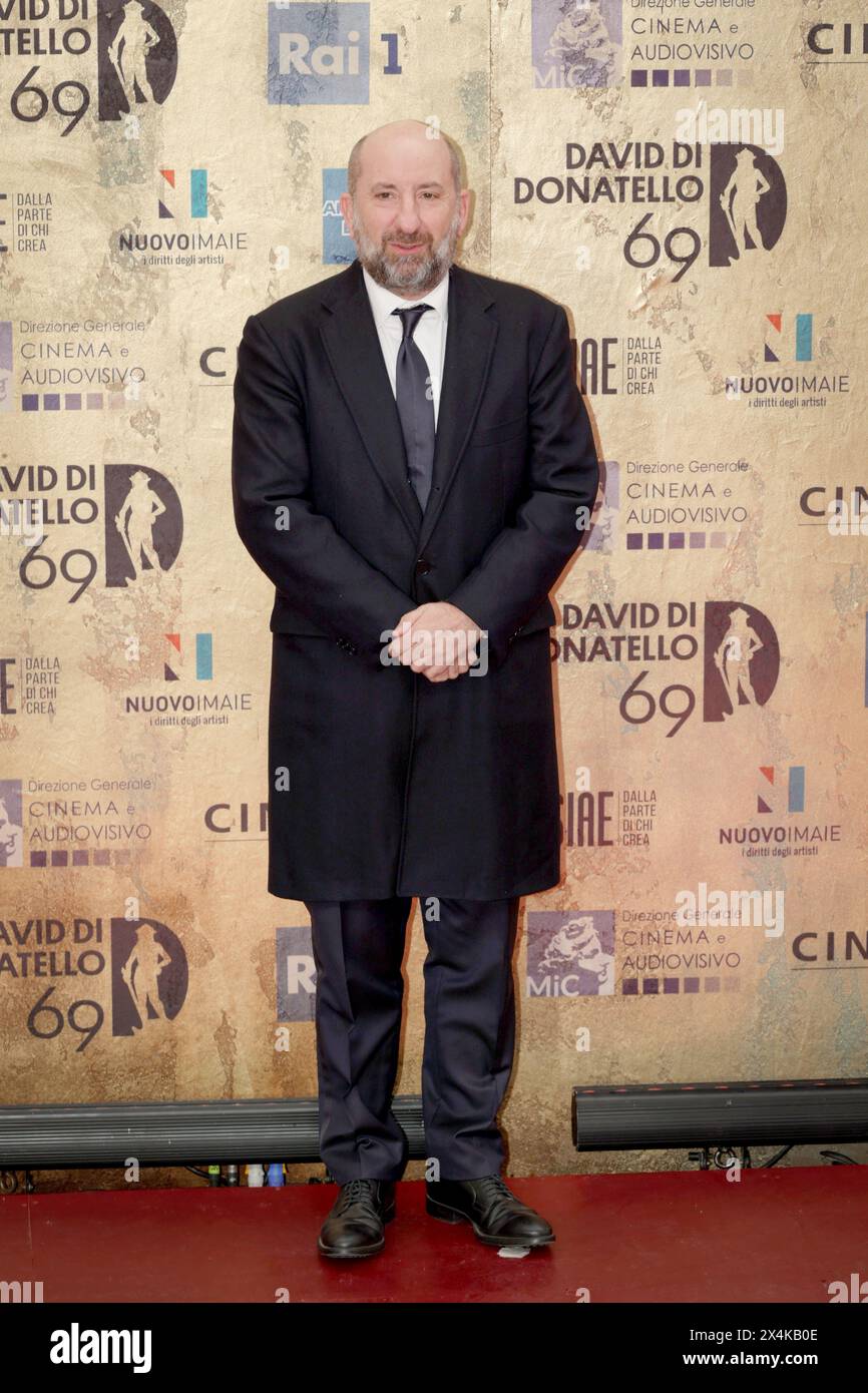 Roma, Italia - 3 maggio 2024: Antonio Albanese partecipa al Red carpet della cerimonia di premiazione del David di Donatello 2024 a Roma, Italia, presso gli studi Cinecittà. (Foto di Gennaro Leonardi/Alamy Live News) Foto Stock