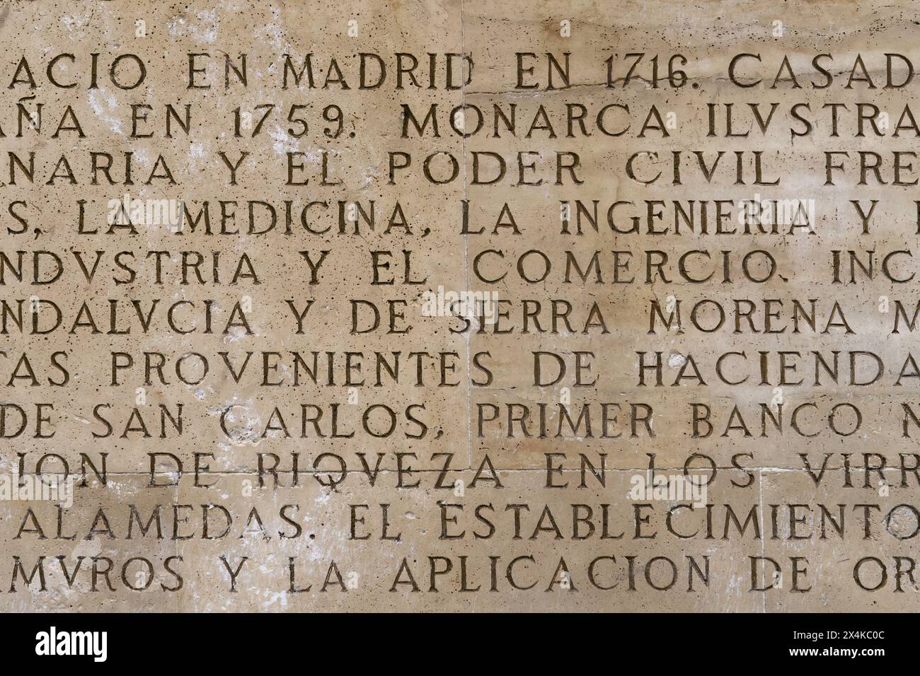 Madrid, Spagna. 11 febbraio 2024 - primo piano dell'iscrizione sul piedistallo della statua equestre di Carlo III a Puerta del Sol Foto Stock