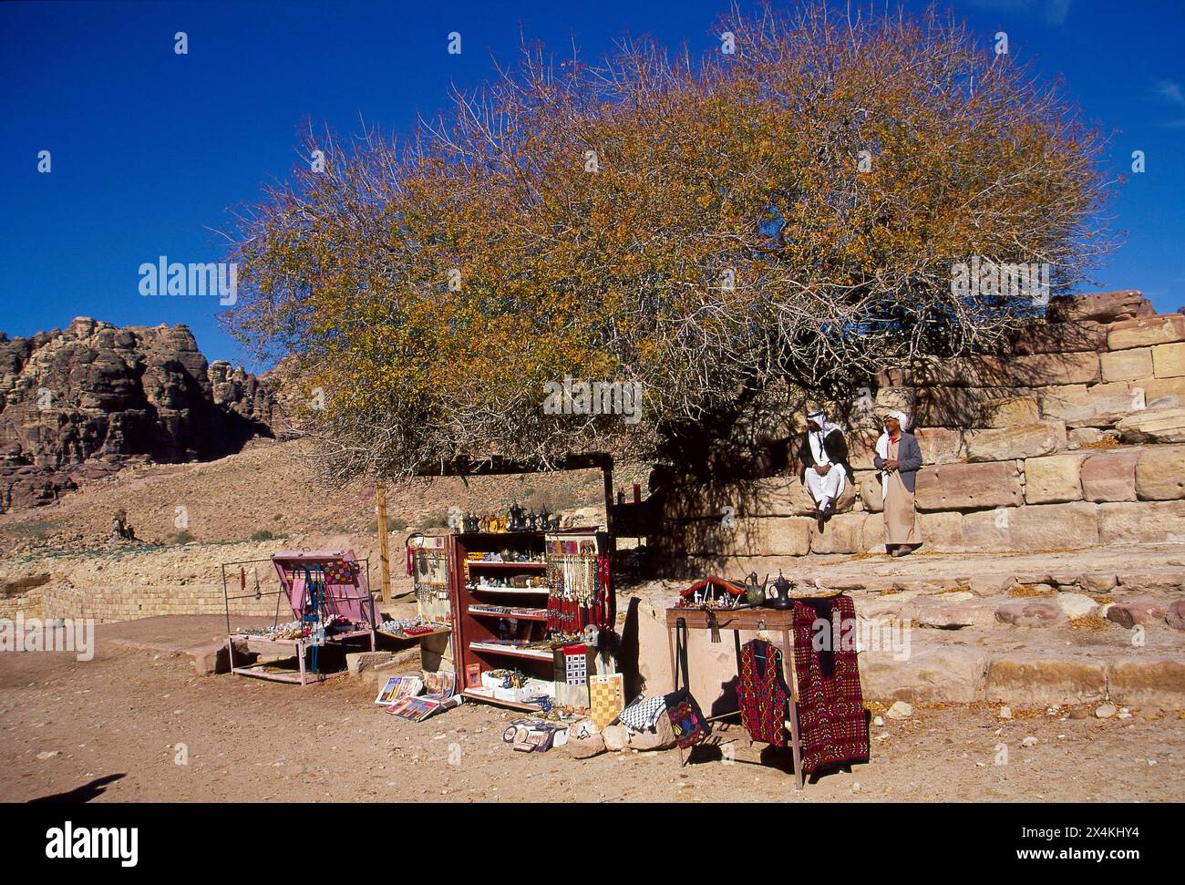 Uomini che vendono souvenir, Colonnade Street, Nabatean, Petra, Jordan Foto Stock