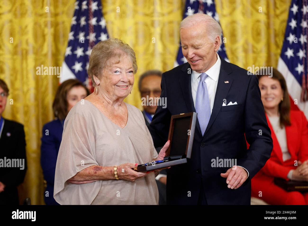 Il presidente degli Stati Uniti Joe Biden sta con Lynn Cannon dopo aver assegnato postumo al suo defunto nonno, l'atleta nativo americano Jim Thorpe con la Presidential Medal of Freedom, la più alta onorificenza civile del paese, durante una cerimonia nella East Room della Casa Bianca a Washington, DC, venerdì 3 maggio 2024. Molti dei destinatari di oggi sono stalwarts del Partito Democratico, e Biden stesso è stato insignito dell'onore dall'ex presidente Barack Obama negli ultimi giorni della loro amministrazione nel 2017. Foto di Jonathan Ernst/Pool/ABACAPRESS. COM Foto Stock