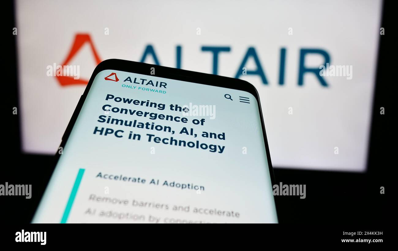 Telefono cellulare con sito web della società di software statunitense Altair Engineering Inc. Davanti al logo aziendale. Mettere a fuoco in alto a sinistra sul display del telefono. Foto Stock