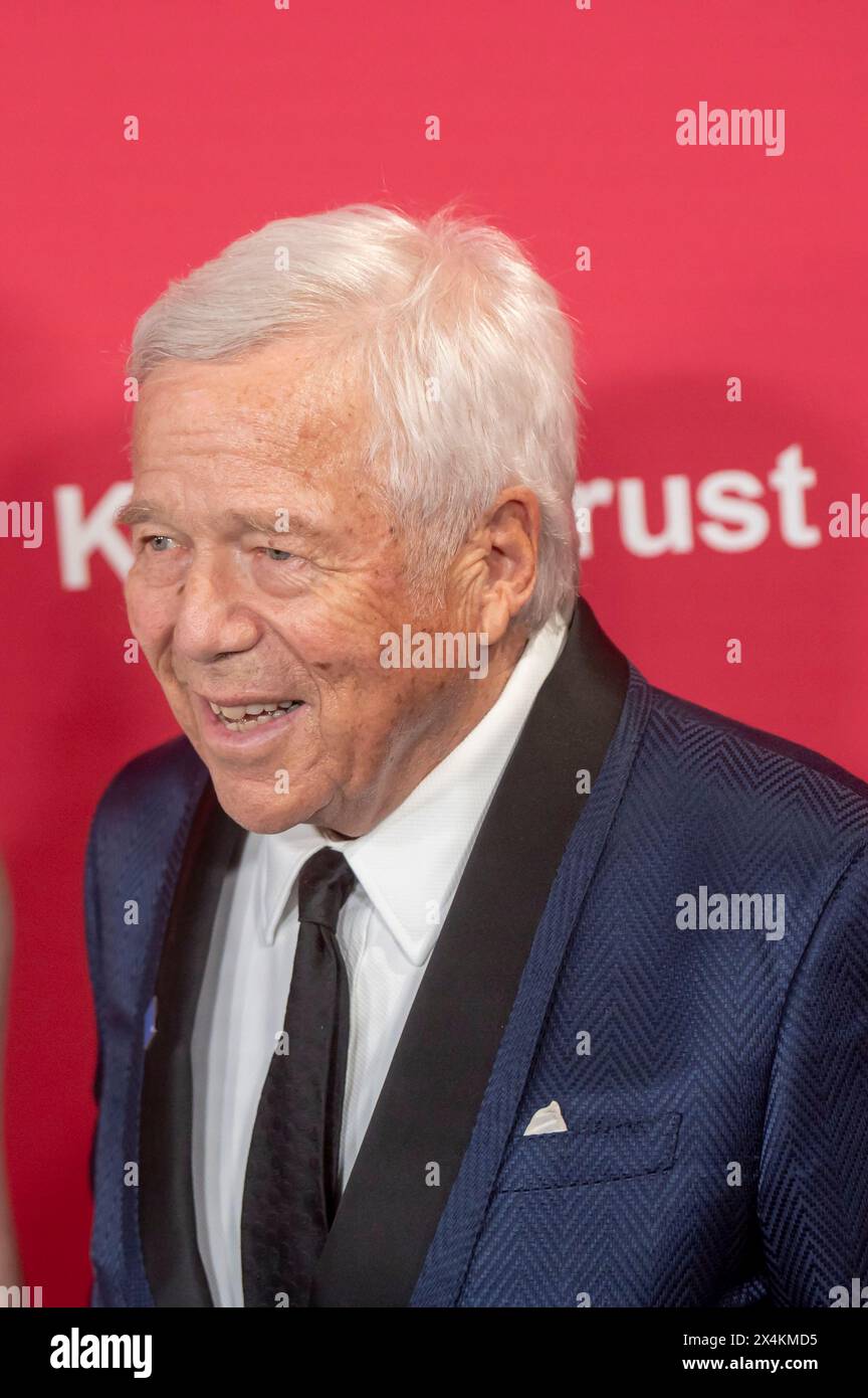 New York, Stati Uniti. 2 maggio 2024. Dana Blumberg e Robert Kraft parteciperanno al King's Trust Global Gala 2024 presso Cipriani South Street a New York City, USA, il 2 maggio 2024. (Foto di Thenews2/NurPhoto) crediti: NurPhoto SRL/Alamy Live News Foto Stock