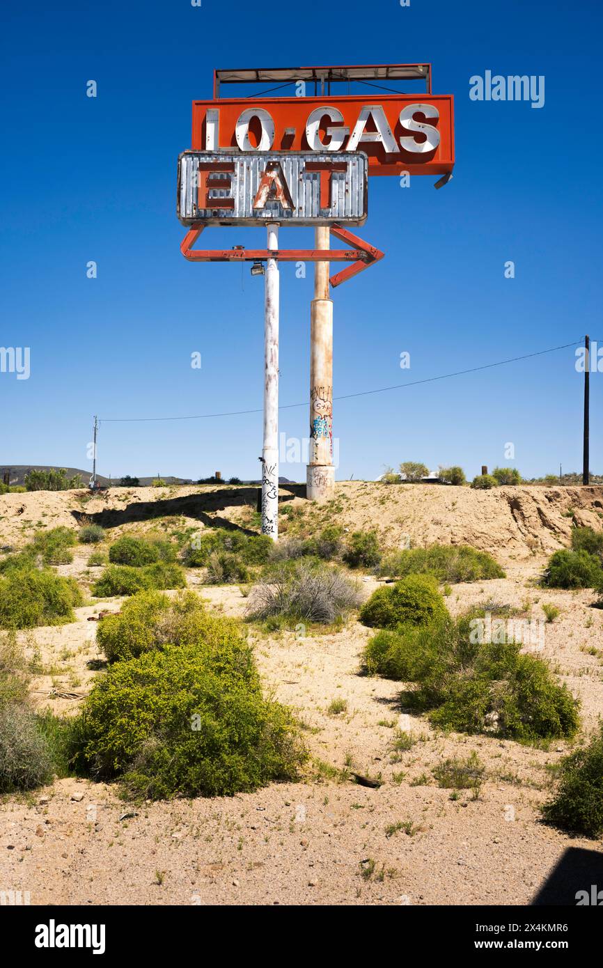 Stazione di servizio abbandonata e ristorante vicino a Barstow, California Foto Stock