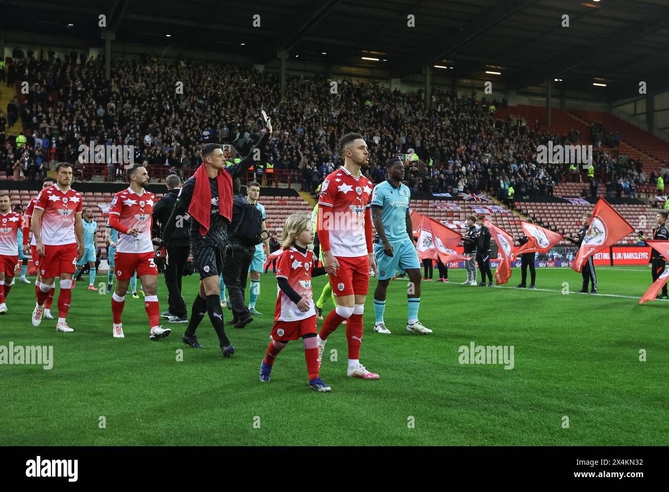 Jordan Williams di Barnsley accompagna la sua squadra durante i Play-off di promozione Sky Bet League 1 partita di andata semifinale Barnsley vs Bolton Wanderers a Oakwell, Barnsley, Regno Unito, 3 maggio 2024 (foto di Mark Cosgrove/News Images) Foto Stock