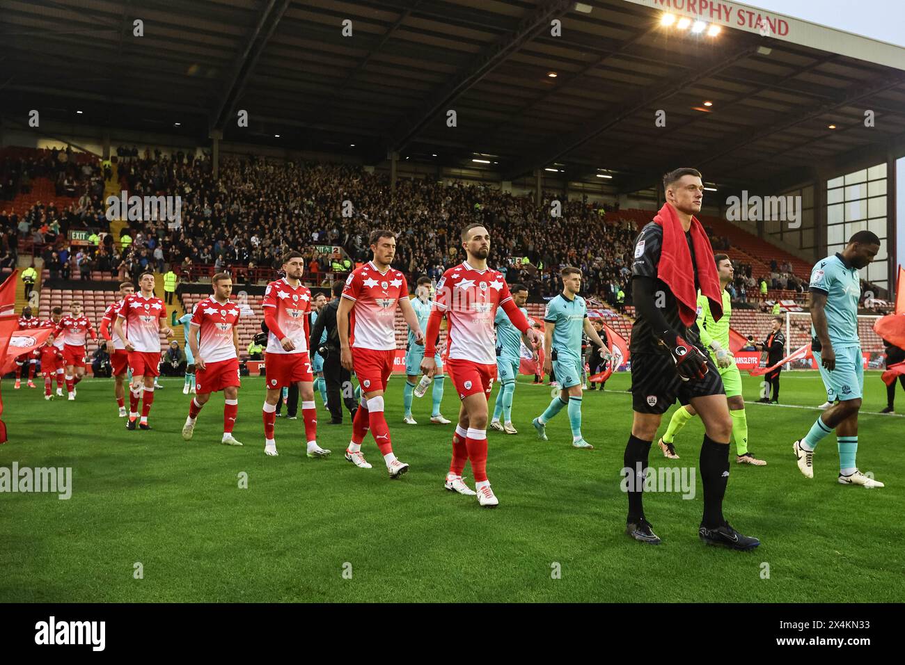 I giocatori di Barnsley escono durante i Play-off della promozione Sky Bet League 1 partita semifinale di andata Barnsley vs Bolton Wanderers a Oakwell, Barnsley, Regno Unito, 3 maggio 2024 (foto di Mark Cosgrove/News Images) Foto Stock
