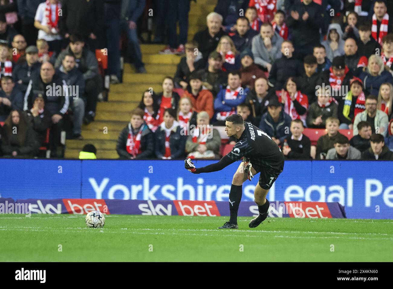 Liam Roberts di Barnsley tira fuori il pallone durante i Play-off di promozione Sky Bet League 1 semifinale partita di andata Barnsley vs Bolton Wanderers a Oakwell, Barnsley, Regno Unito, 3 maggio 2024 (foto di Mark Cosgrove/News Images) Foto Stock