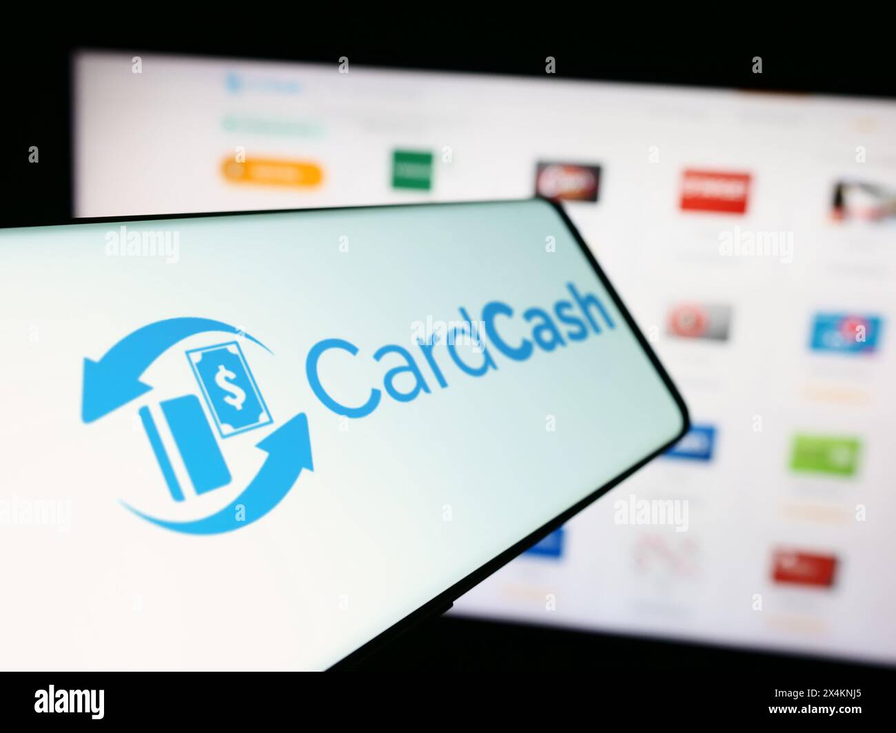 Telefono cellulare con il logo della società americana CardCash che si occupa del mercato delle carte regalo davanti al sito Web aziendale. Mettere a fuoco la parte sinistra del display del telefono. Foto Stock