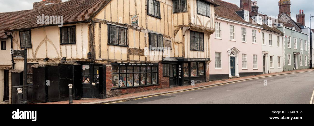 LEWES, EAST SUSSEX, Regno Unito - 29 APRILE 2012: Vista panoramica della libreria quindicesimo secolo in High Street Foto Stock